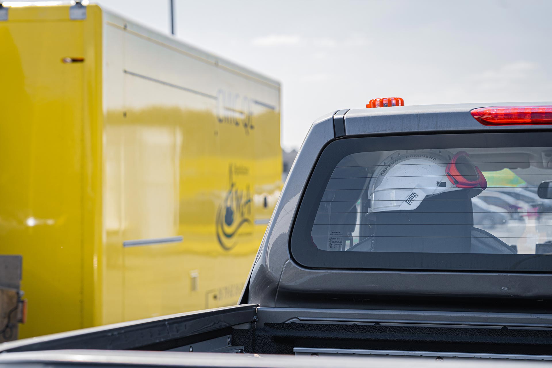 Photo de notre berce CMIC-QE avec la véhicule tout terrain dédié à l'activité de dépollution - AMA dépollution