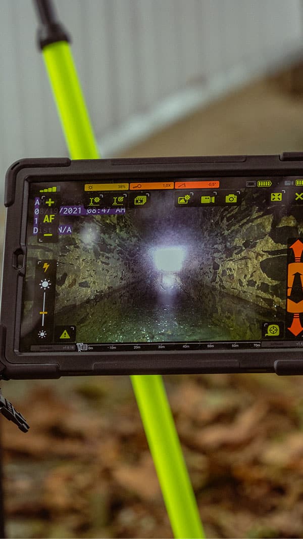 Technicien AMA Environnement lors de l'inspection d'une micro-station d'épuration