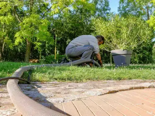Vidange de fosse septique : aspiration et pompage par technicien AMA Environnement