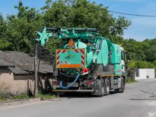 Camion hydrocureur AMA Environnement pour curage de réseaux d’assainissement